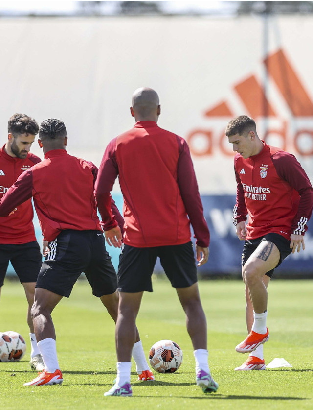 Jogadores trocam a bola na roda