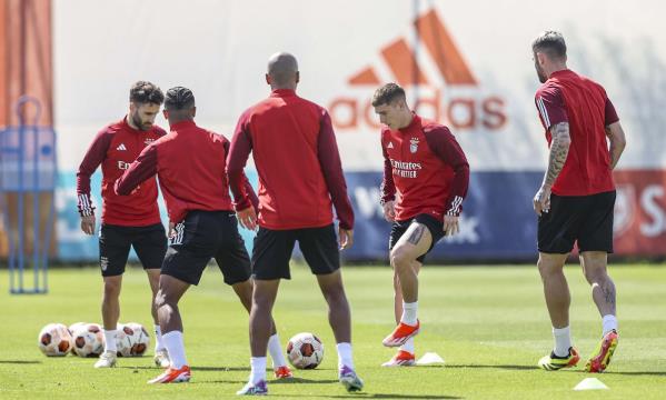 Jogadores trocam a bola na roda