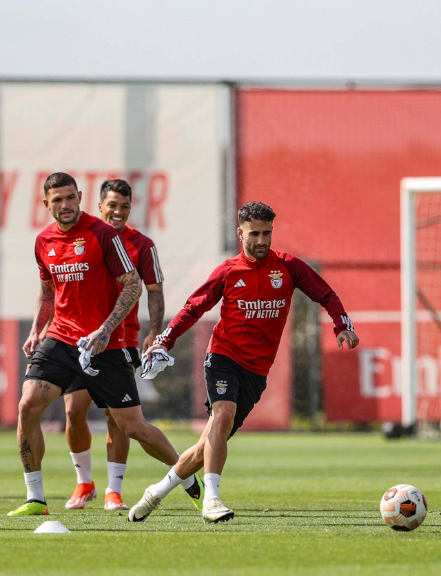 Rafa a perseguir a bola