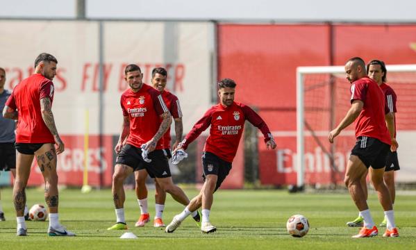 Rafa a perseguir a bola
