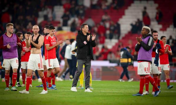 Roger Schmidt e os jogadores aplaudem os adeptos