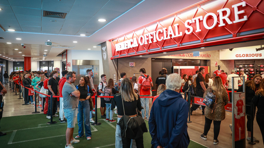 Sessão de autógrafos na Benfica Official Store Estádio