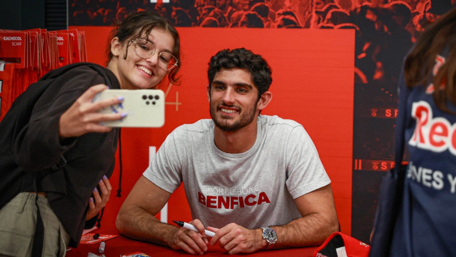 Sessão de autógrafos na Benfica Official Store Estádio