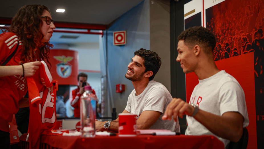 Sessão de autógrafos na Benfica Official Store Estádio