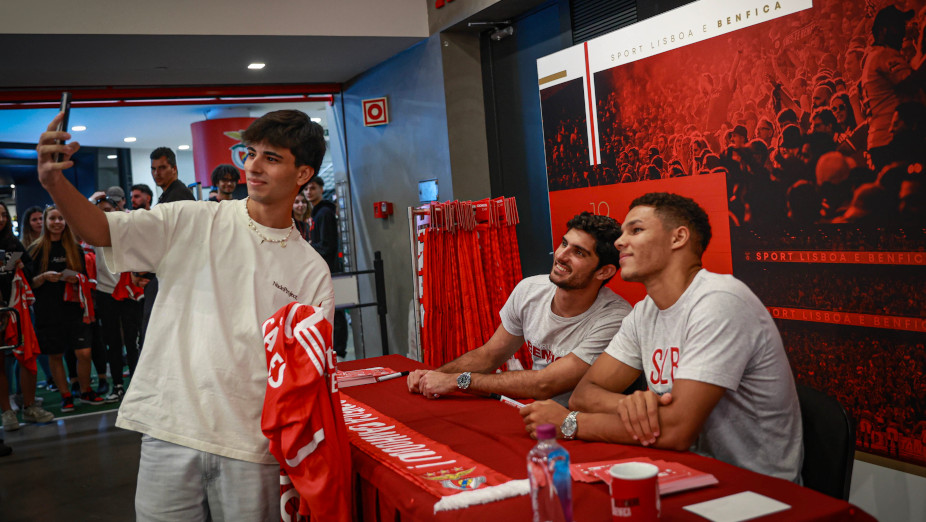 Sessão de autógrafos na Benfica Official Store Estádio