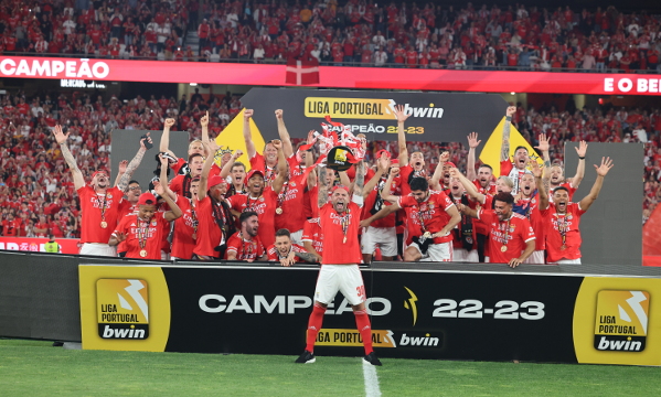 Em Luanda portugueses vivem ambiente de festa na conquista do 38.º titulo  do Benfica - SIC Notícias