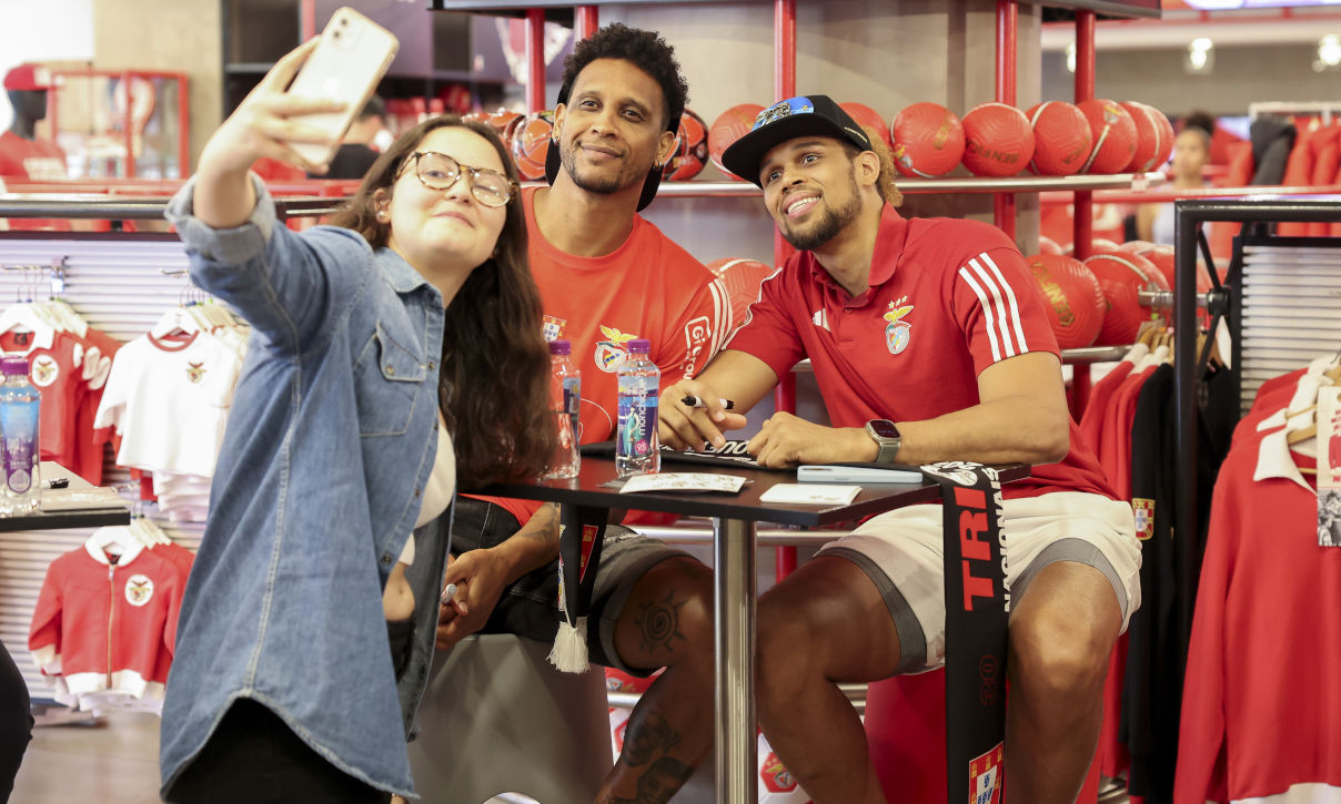 Sessão de autógrafos basquetebol