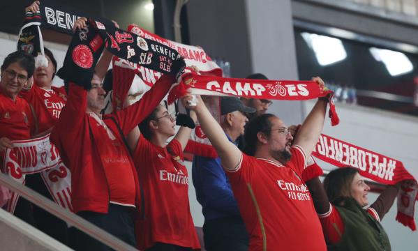 Adeptos do Benfica no Pavilhão n.º 2 da Luz
