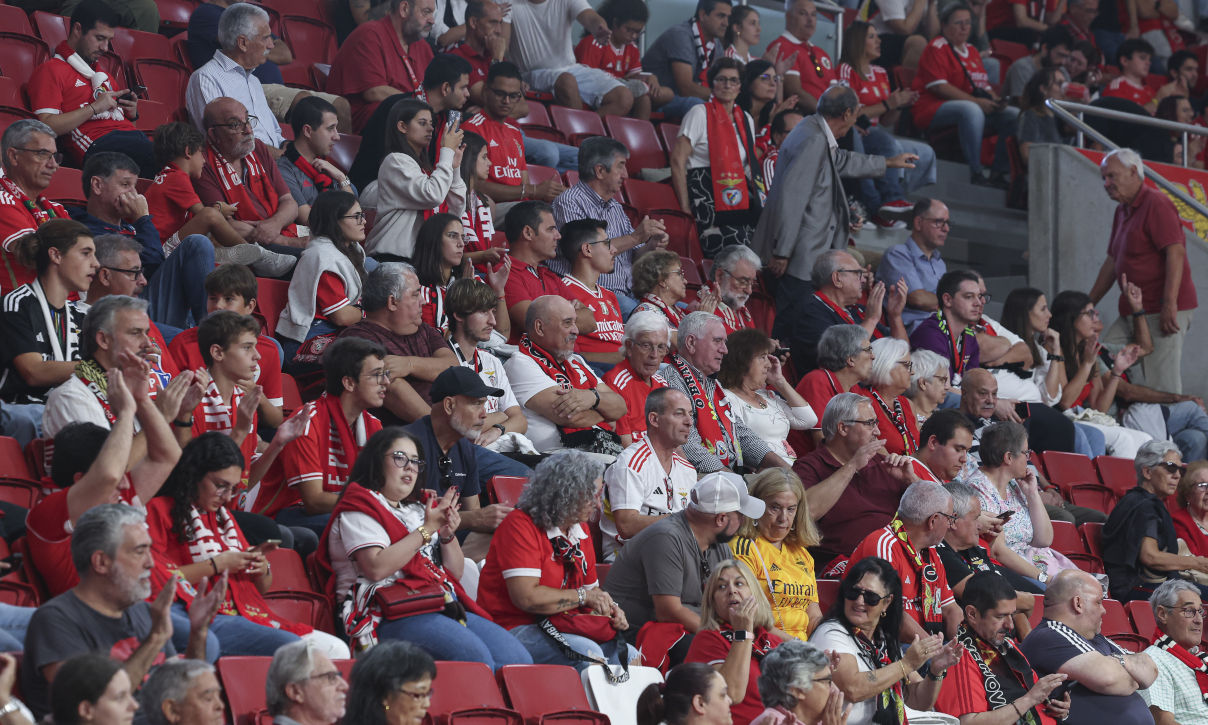 Adeptos do Benfica no Pavilhão n.º 2 da Luz