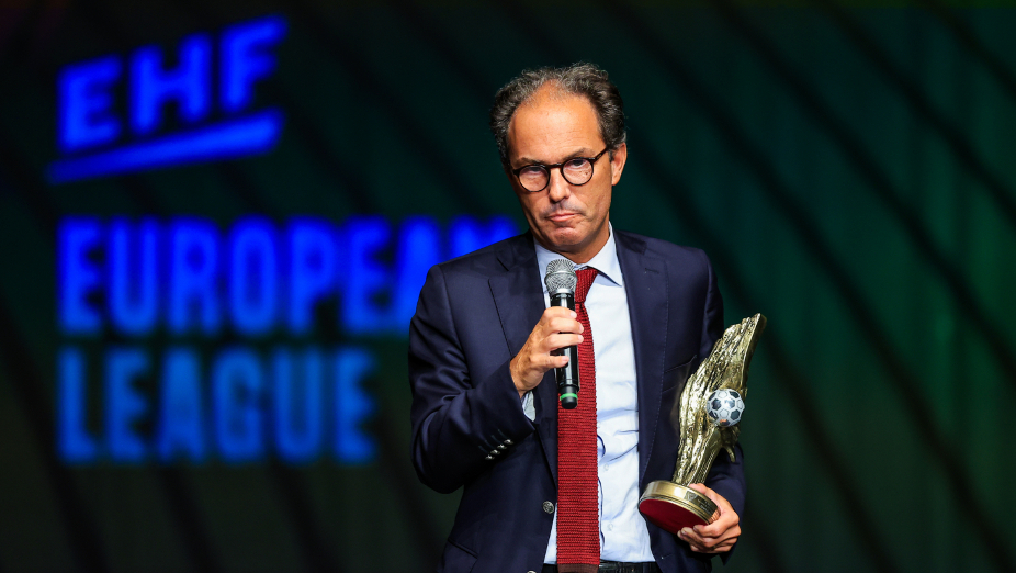 Vice-presidente Sílvio Cervan com um galardão relativo à conquista da EHF European League