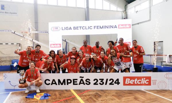 The champions&#39; party with the trophy in hand!