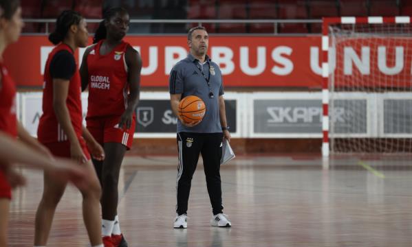 Eug&#233;nio Rodrigues ao leme do treino do Benfica