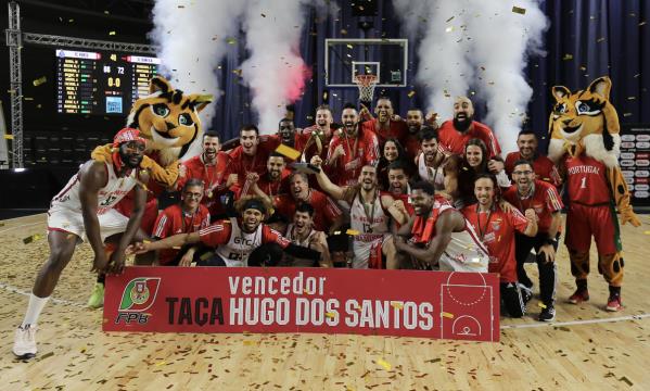 Equipa do Benfica com o trof&#233;u da Ta&#231;a Hugo dos Santos