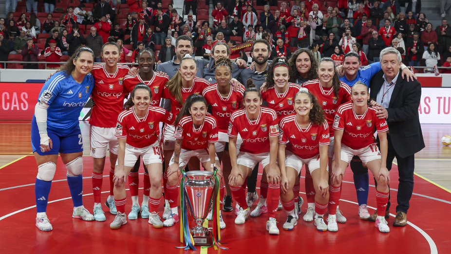 Equipa com o troféu da Women's European Champions
