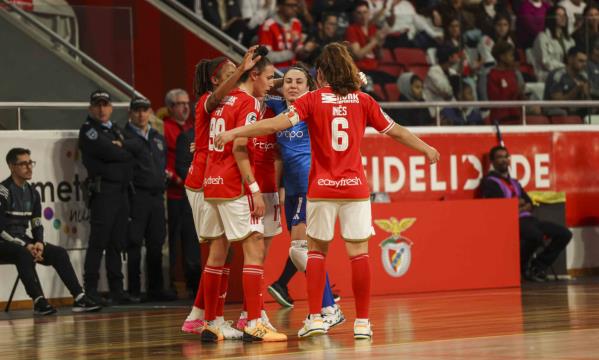 Festejos da equipa feminina de futsal do Benfica