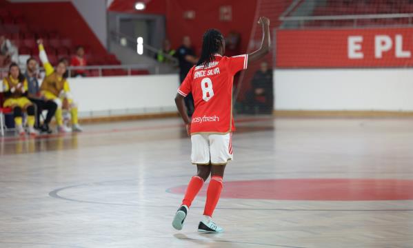 Janice apontou um hat-trick no dérbi