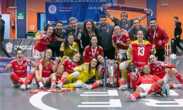 Equipa feminina de futsal do Benfica com o troféu da Women's European Champions