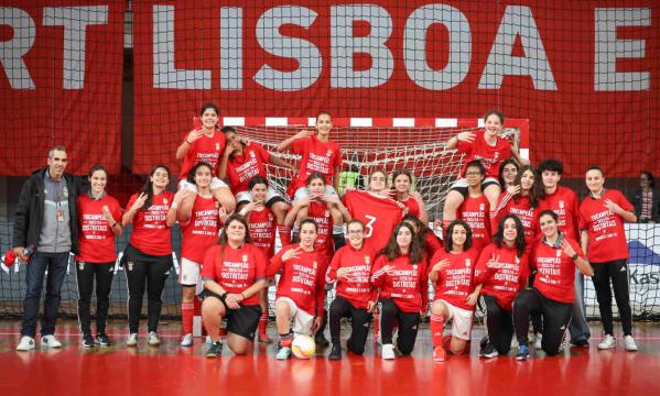Equipa feminina Sub-15 do Benfica fez a festa no Pavilh&#227;o n.&#186; 2 da Luz