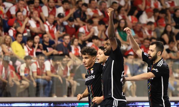 Jogadores do Benfica festejam um golo