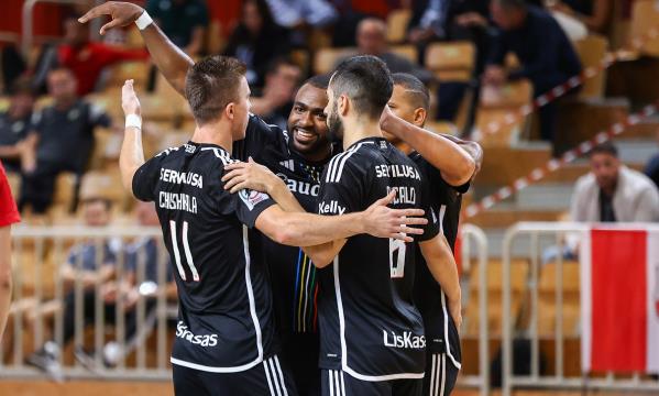 L&#39;&#201;quipe du SL c&#233;l&#233;brant l&#39;un des 12 buts