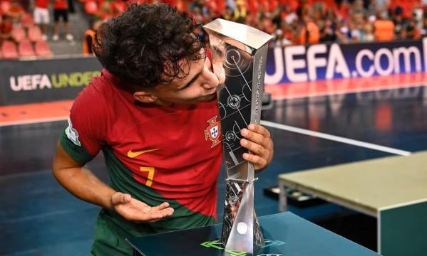 L&#250;cio Rocha: capit&#227;o de equipa, melhor marcador e melhor jogador do Europeu