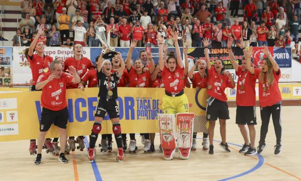 Festejos do Benfica com o trof&#233;u