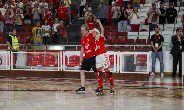 Treinador Paulo Almeida com a capit&#227; Marlene Sousa