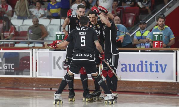 Jogadores do Benfica festejam o 1-0