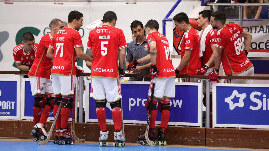 Nuno Resende com os jogadores do Benfica