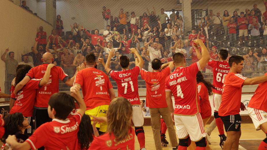 Equipa do Benfica faz a festa com o público