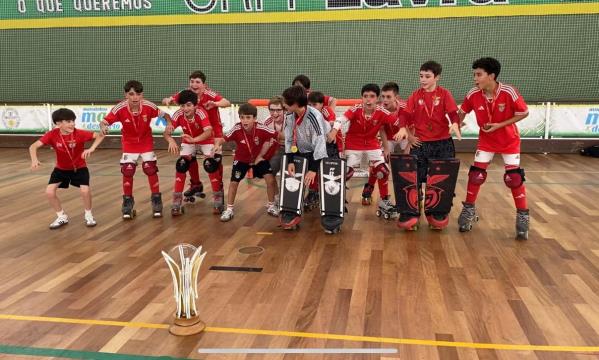 Equipa Sub-13 do Benfica e o trof&#233;u de campe&#227; nacional