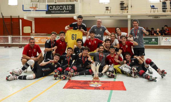 Equipa com o trof&#233;u