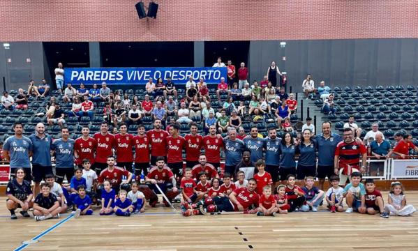 Equipa do Benfica rodeada de jovens adeptos