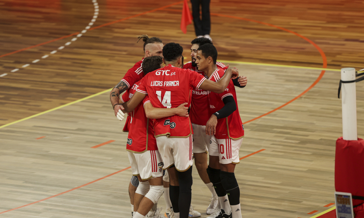 Equipa do Benfica festeja um ponto