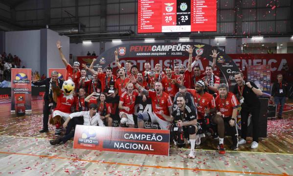 Equipa do Benfica com o trof&#233;u