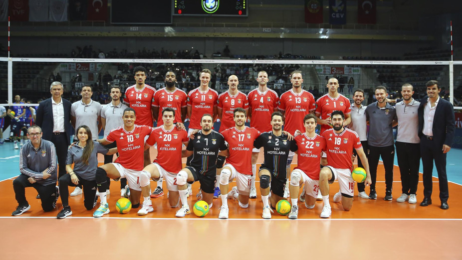 Jogadores, equipa técnica e staff na foto de grupo