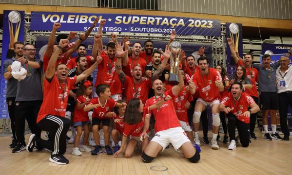 Equipa do Benfica com o troféu