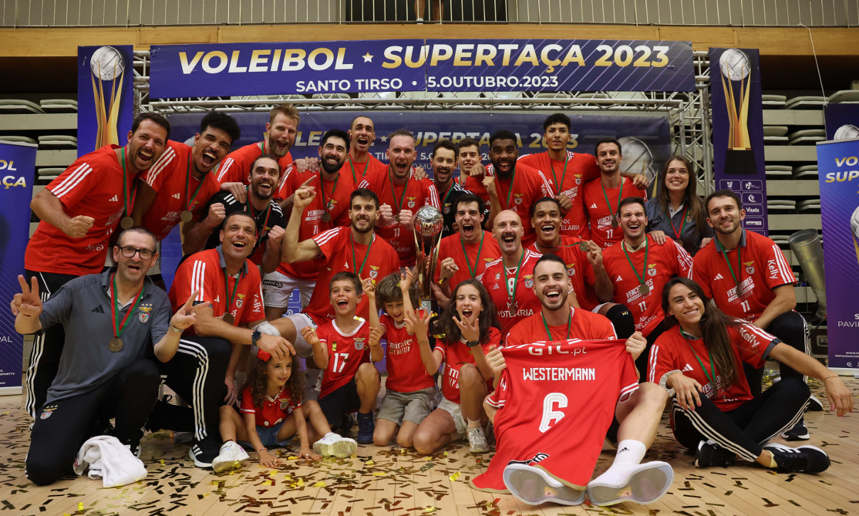 Equipa com o troféu