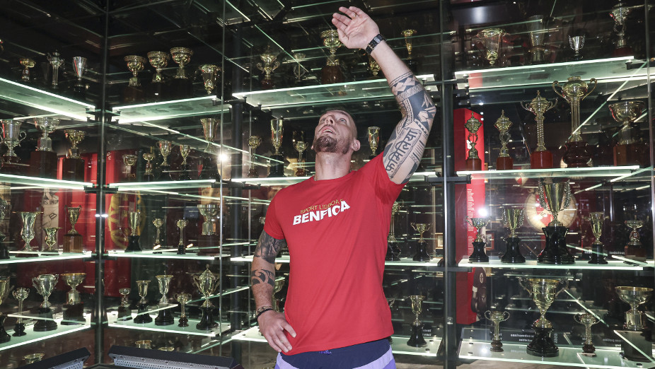 Felipe Banderó no Museu Benfica - Cosme Damião