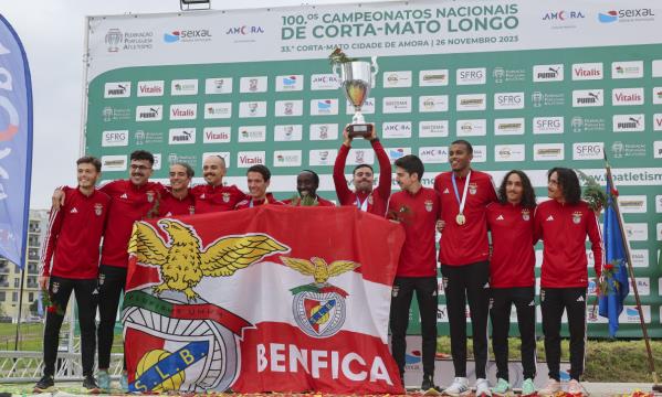 Equipa do Benfica comemora o seu 25.&#186; t&#237;tulo nacional de corta-mato longo