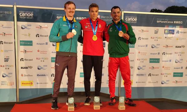 Fernando Pimenta no p&#243;dio com a medalha de bronze