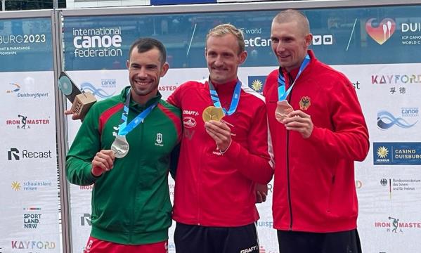 Fernando Pimenta no p&#243;dio com a medalha de prata