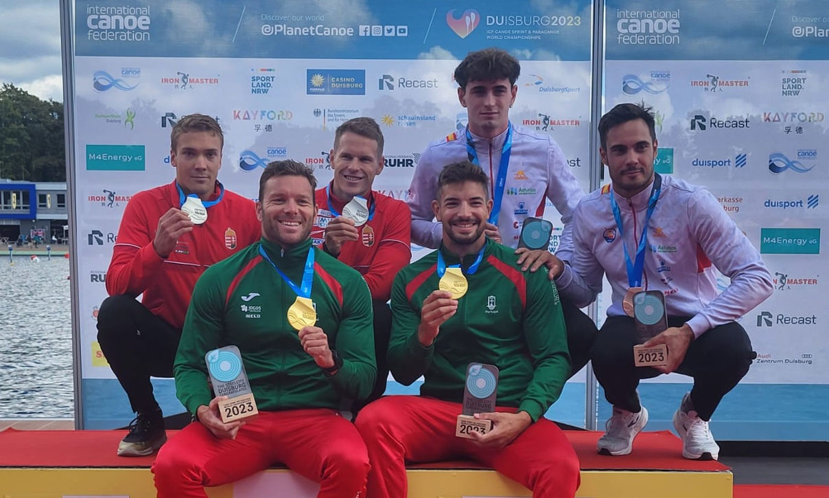 João Ribeiro e Messias Baptista no pódio com a medalha de ouro em K2 500 metros