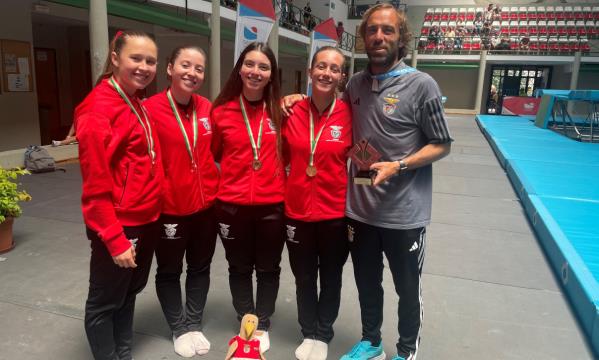 As atletas do Benfica com o treinador Jo&#227;o Castelo