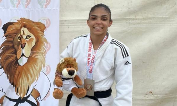 Djamila Silva com a medalha ao pesco&#231;o