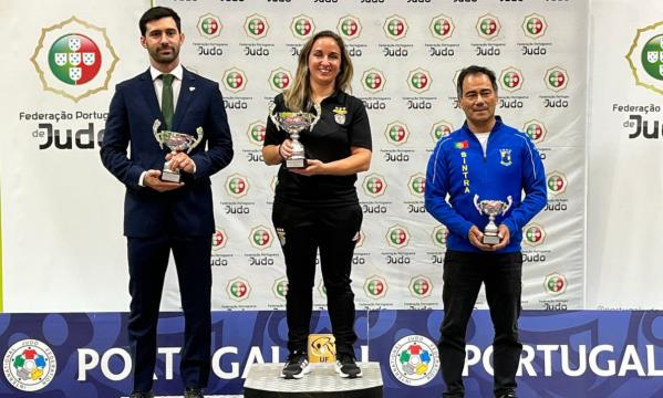 Ana Hormigo, coordenadora da equipa de judo do Benfica, com o trof&#233;u do Campeonato Nacional