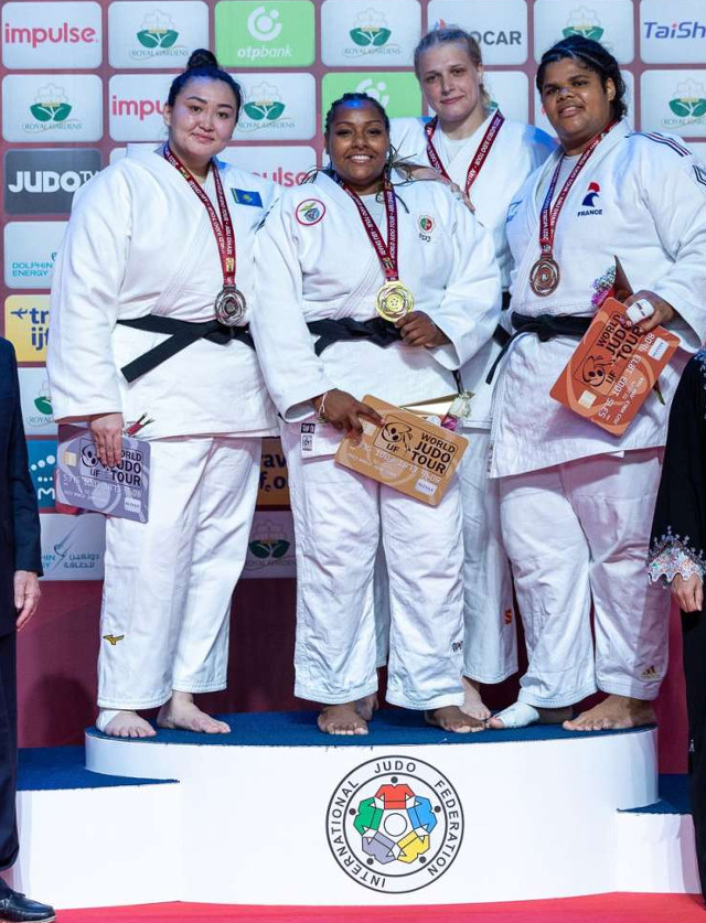 Rochele Nunes avec la m&#233;daille d&#39;or