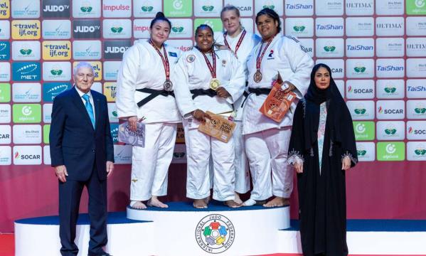 Rochele Nunes com a medalha de ouro
