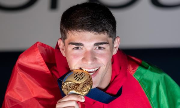 Diogo Ribeiro with gold medal on his chest