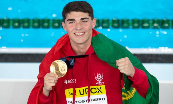 Diogo Ribeiro com a medalha de ouro